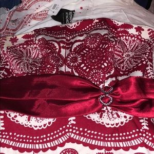 I’m selling this short puffy dress.